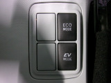 ECO、EVモードの切り替えスイッチです。燃費を重視した走行や、モーターのみで静かに走行したい時など、状況に合わせて選択できます。