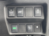【 パワーバックドア 】荷物を抱えた状態でもスイッチ操作によるリアゲートの開閉が可能です☆お買い物時やアウトドアの際に役立ちますね♪//