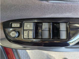 パワーウィンドウのスイッチですよ。 運転席に居ながら窓を開け閉めのコントロールできますよ。 ロック機能で、子供がイタズラして窓を開けるという事も無くなりますよ。
