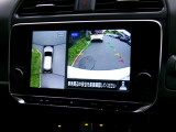 アラウンドビューモニター付きです☆上から見たイメージで駐車出来ますので車庫入れの苦手な方も楽に駐車出来ます♪