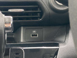 運転席と助手席の間にUSBソケットがついているので、スマートフォンなどの充電が可能です。