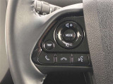 運転中、オーディオの操作をしてて、ハッとしたことはありませんか?ステアリングスイッチは、運転中でもハンドルでオーディオの操作が可能です。安全なドライブをサポートします。