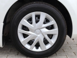 タイヤサイズは、155/65R14です。デザインにも優れている純正ホイールキャップが装備され、足元を引き締めます。