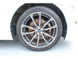 タイヤサイズは215/45R17 純正アルミホイール装着です!