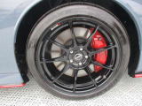 ニスモ専用のアルミホイールが装着されてます。フロントタイヤは255/40R19です。。