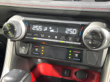 【シートヒーター&ベンチレーション】夏場は涼しい風でお尻や背中の熱やムレを防ぎ、冬はエアコンよりも早く温まってポカポカに!季節を問わず快適に過ごせます。