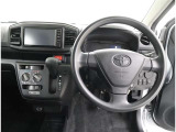 運転席側から見た写真です、お車にマッチングするように考えられたインパネデザイン!沢山のスイッチ類も運転される方が使いやすい位置に配置されていますね!