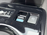 アクセルペダルのみで加減速・停止までコントロールできる「e-Pedal」と、駐車操作をアシストする「プロパイロット パーキング」の操作スイッチです。