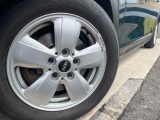 ●純正アルミホイール:輸入車ならではの卓越した走りを支えるホイールと足回りです!日本車の走りに慣れている方にもぜひ体感して頂きたいほど、高いレベルでまとまっています!