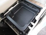 助手席下には、収納BOXが装備されておりシューズなどをしまって置くことが出来ます。また取り外せますので汚れ物を洗い場まで持って行けて便利ですね!