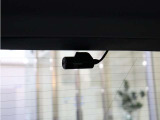 純正ならではの高いフィット感とデザイン性で、車内の雰囲気を損なうことなく装備されています。