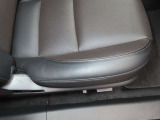 運転席の電動パワーシートとシートメモリーも付いています。