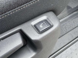 座面を迅速に温め、寒い日のドライブでも快適な座り心地を提供するシートヒーターの操作スイッチです。