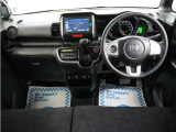 運転にかかわる様々な操作を安全に行えるように視点移動が少なく、操作性に配慮されたスイッチ類が凝縮されたコクピットです。
