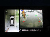 アラウンドビューモニター クルマを上空から見下ろしているかのように、視認しにくい周囲の情報を映像で提供します。クルマをスムーズに駐車させる事ができます。