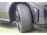 タイヤサイズはハイスペックな 225/40ZR18。