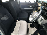 運転席はドライバーが居心地や運転席の快適性を左右する大切な場所です。目立った汚れもなくホールド感も良いので、心地よく使用いただけると思います。