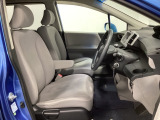 座面も厚みがあり背もたれも高く、広い足元にゆったり座れるシートです。運転席と助手席の間が空いている為、助手席側への移動がスムーズです。交通量の多い道でも助手席側から乗り降りができます。
