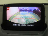 車両後方の映像を映すバックモニター。進路を確認しながら安全に車庫入れできます。
