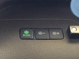 【eコンスイッチ】低燃費運転をサポートするECONモード。スイッチをONすると、エンジンやトランスミッション、A/Cなどを協調制御し、燃費の向上に貢献。エコドライブの効果を高めます。