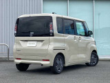 スクエアで安定感のあるフォルムと、縦型のクリアリヤコンビネーションランプが洗練されたリヤビューを演出します。