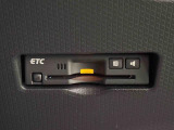 ETCカードを挿入することで高速道路を利用する際の支払いがキャッシュレスになったり、ETCスマートインターチェンジが利用できたり、とても便利なアイテムです!保証は修理保証のみとなります。