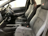 運転席周りのレイアウトをご覧ください。ナビゲーションが綺麗に装着されすっきり収まってますね!