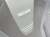 【RECARO製シート】人間工学に基づいた面圧分布によって腰への負担や長時間運転時の疲労発生を軽減☆一目でレカロとわかるスポーティなルックスが特徴です。