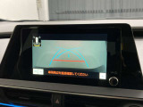 こちらのバックカメラは画面にラインが表示されておりますので、バック時のクルマの進行方向の目安になります。より高いレベルで車庫入れをサポートする、便利な機能ですね。
