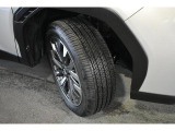 タイヤサイズは235/50R19です