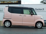 車輌右横になります!車両販売や買取、車検、点検その他一般整備、板金修理、任意保険などなどお車のことならなんでもお任せください!整備や修理もお安く頑張らせて戴きます!