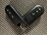 スマートキーを装備しています☆カギをカバンやポケットに入れて頂いた状態でドアロックの開閉やエンジンスタートをして頂けますよ!とても便利な装備です!