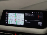 【純正ナビゲーション】BMWのナビゲーションは操作性も良く、詳細な地図情報と交通状況を見やすく表示し、快適なドライビングをサポートしながら目的地までナビゲートします。