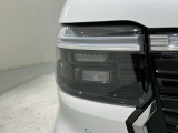 LEDヘッドライトは、点灯の瞬間から最大光量を発揮し、突然暗くなるトンネルなどでの安定感を高めます。