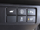 パーキングセンサーや横滑りを防ぐVSA等のスイッチ類は運転席の右側、手の届きやすい位置にあります。