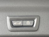 ●電動リアゲート:ワンタッチでリアゲートの開閉ができ、両手が塞がっている状態でも簡単に開閉ができる便利機能です。