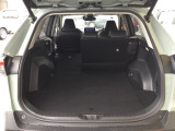 後席は分割可倒式で、用途に合わせてアレンジ可能。荷物の量や乗車人数に応じて柔軟に使える便利なシートです。
