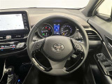 3本スポークステアリング!ステアリングスイッチ付!音量調整、メーター内ディスプレイの操作などが可能!全車速追従型クルーズコントロール付!