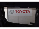 後席ドアには日よけ(サンシェード)を装備。ドア内張内に格納されているので必要に応じで引き上げて使用します。