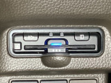 ハンドルの左下にETCがついています。高速道路の料金所の通過も楽々です。 カードの取り出しもしやすい場所についています。