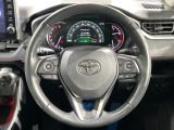 【純正革巻きステアリング】上質な革を使用することで、手にしっかり馴染みとても運転しやすいハンドルです♪