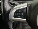 ステアリングには運転中でも簡単に操作できる各種スイッチついてます