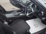 運転席はまっすぐな姿勢でシートに座り、足を自然に伸ばして操作できる位置各ペダルを配するという理想的なレイアウトを実現しています!ぜひ一度MAZDAのドライビングポジションをご体感ください。