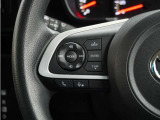 ハンドルにオーディオ操作用スイッチを備え、手を放さずに操作可能。安全性と利便性を両立しています。