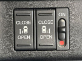 【両側スライドドア】駐車場で隣の車との間隔が狭く乗りにくい時、スライドドアなら安心!ドアオープン時も幅を取らず、開口部が広いので乗り降りがとっても簡単です。大きな荷物の出し入れも後席から可能♪