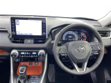 運転席まわりです。 各操作スイッチは使いやすい位置に配置されてます。