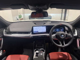 BMWを熟知したメカニックによる、360度の納車前点検。ドイツ本国と同様の教育・訓練を受けたメカニックが、360度によるポイントを徹底的に点検、整備した後にお客様にお引渡しします。