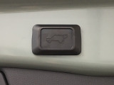 荷物の積み降ろしを快適に行える電動リアゲートを装備。スイッチ操作でスムーズに開閉できるため、両手がふさがっている時や雨の日でも便利です。