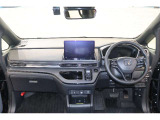 操作性に優れた運転席となります!小物入れや各ボタンの配置にこだわり、使いやすいです!座り心地もよく視認性も良好なのでロングドライブもお任せ下さい!