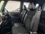 体を包み込むような座り心地で運転をサポートします。